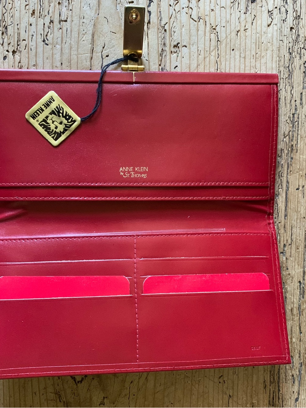 NEW 80s Deadstock Ann Klein St. Thomas Caretaker Red Leather Gold Lion Wallet - Picture 7 of 17